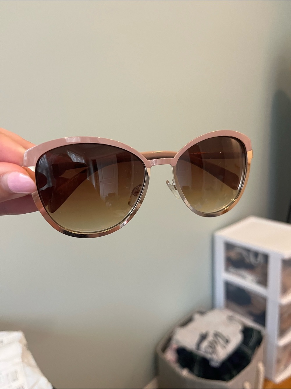 Classic Pink Cat-Eye Sunglasses - Stylish UV Shades